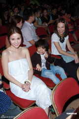 组图：曹格个唱力证与侧田兄弟情 刘德华低调助阵