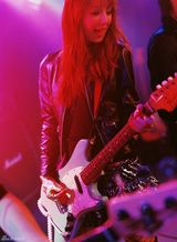 组图：佐佐木希玩变装秀 穿旗袍抱熊猫