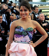 高清组图：印度女星芙蕾达-平托粉色抹胸裙亮相