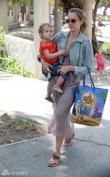 幻灯：杰西卡-阿尔芭携女沙坑玩耍 大展慈母本色