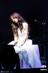 组图：陈綺贞小巨蛋开唱 脚踏车上场展独特摇滚风