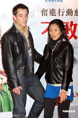 幻灯图：《不败雄心》香港首映 宣萱携男友甜蜜亮相 