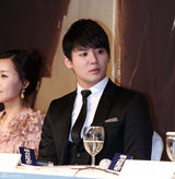 组图：JYJ成员俊秀演音乐剧 穿正装帅气亮相宣传