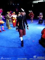 组图：电影《爸爸》曝花絮照 萌宝喂小动物有爱