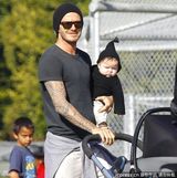 组图：贝克汉姆户外当模范奶爸 维多利亚在旁看护 