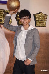 组图：胡夏趁胜追击推新辑 戴爱玲为其发片站台