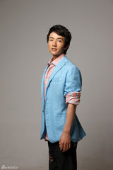 幻灯图：型男许诺登《新娘》杂志 演绎完美新郎