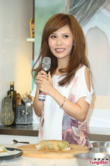 组图：新加坡家庭主妇为圆梦出道发专辑