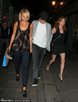 组图：卷福牵神秘女现身 被揭脚踏两船形象不保