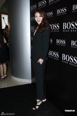 组图：杨千嬅透视装美背尽裸 正努力造人一切随缘