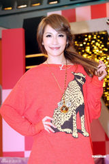 组图：萧亚轩上瑶瑶节目宣传新碟 自曝不爱大胸