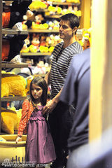 组图：阿汤哥携女儿游玩变拎包保姆