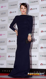 组图：严正花长裙亮相红毯 前凸后翘双峰美