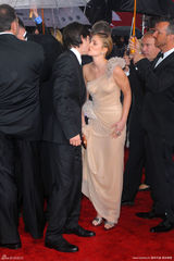 高清组图：德鲁-巴里摩尔与男友贾斯汀-朗深情热吻