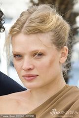 幻灯：《蒙彼利埃公主》记者会 导演轻吻女主演香肩