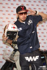 组图：热狗睽违三年出专辑 承诺专辑卖超5万就全裸