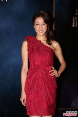 组图：钟嘉欣不慎走光露白底 林峰受佳丽欢迎