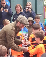 组图：小贝次子球赛夺奖心情愉悦 老爸帅气支持