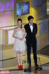 组图：林依晨陈柏霖同台颁奖 背诵初老症状