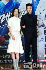 组图：权相佑珉豪等亮相《医学团队》发布会