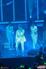 组图：韩组合B.A.P香港开唱 粉丝玩cosplay