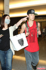 组图：吴建豪返台证实婚讯 否认奉子成婚