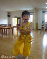 组图：华少爱子照片曝光 5岁米乐活泼可爱