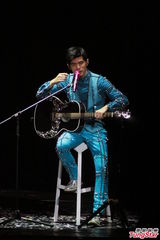 组图：周杰伦开个唱大秀人鱼线 张智霖同台助阵