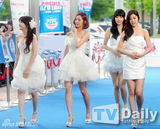 组图：神话李孝利等亮相20代选择颁奖礼蓝地毯