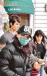 幻灯：张柏芝带子逛街穿羽绒服护肚 闻生女难掩兴奋