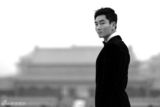组图：李东学金銮殿拍写真 果郡王现代装穿越紫禁城