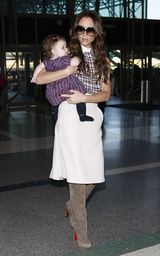 组图：维多利亚抱爱女现身机场 小七胖嘟嘟惹人爱