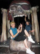 组图：AK组合香港迪斯尼迎万圣节 黑色世界玩个痛快