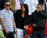 幻灯图:英格兰太太团助阵英德大战 特里抱女观看