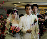 组图：《满秋》曝乔振宇结婚剧照 青梅竹马终成眷属