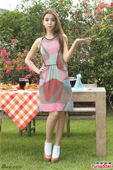 组图：炎亚纶李毓芬新剧庆功 共吃鸡腿