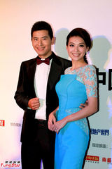 组图：张靓颖性感亮相时尚庆典 张涵予黑超酷劲足