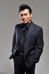 组图：刘小辉帅气写真 尽显绅士魅力