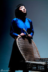 幻灯图：何彦霓复古写真出炉 造型质朴甜美