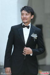 组图：张震大婚献吻娇妻 亲手为新娘提裙摆