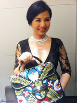 组图：钟楚红内地做代言 深V镂空蕾丝黑裙显优雅