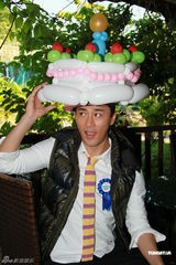 组图：林峰提前与歌迷庆生日 许下愿望陪家人