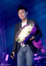 组图：张信哲上海演唱会 出道20年经典情歌一网打尽