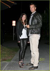 组图：黑眼豆豆主唱菲姬诞子 盘点夫妻恩爱照