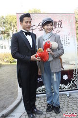 组图：刘恺威暂别新娘忙工作 与唐嫣拍新戏