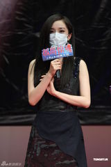 组图：《孤岛惊魂》造势杨幂口罩遮面 冯绍峰送祝福