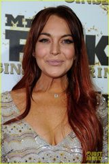 组图：林赛-罗韩深V装秀美胸 半镂空短裙性感