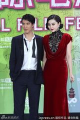 组图：范冰冰复古造型手提宝塔包亮相红毯