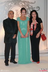 组图：汪圆圆婚礼甜蜜长吻 吴君如李嘉欣等到场