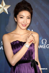 幻灯图集：妩媚杨谨华搭档成熟任达华 代言名表